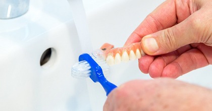 cleaning denture